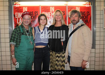 Frank Schäfer, Marlene Burow, Aelrun Goette und Peter Schneider bei der Leipzig-Premiere von `in einem Land, das es nicht mehr gibt`im den Passage Kin Stockfoto